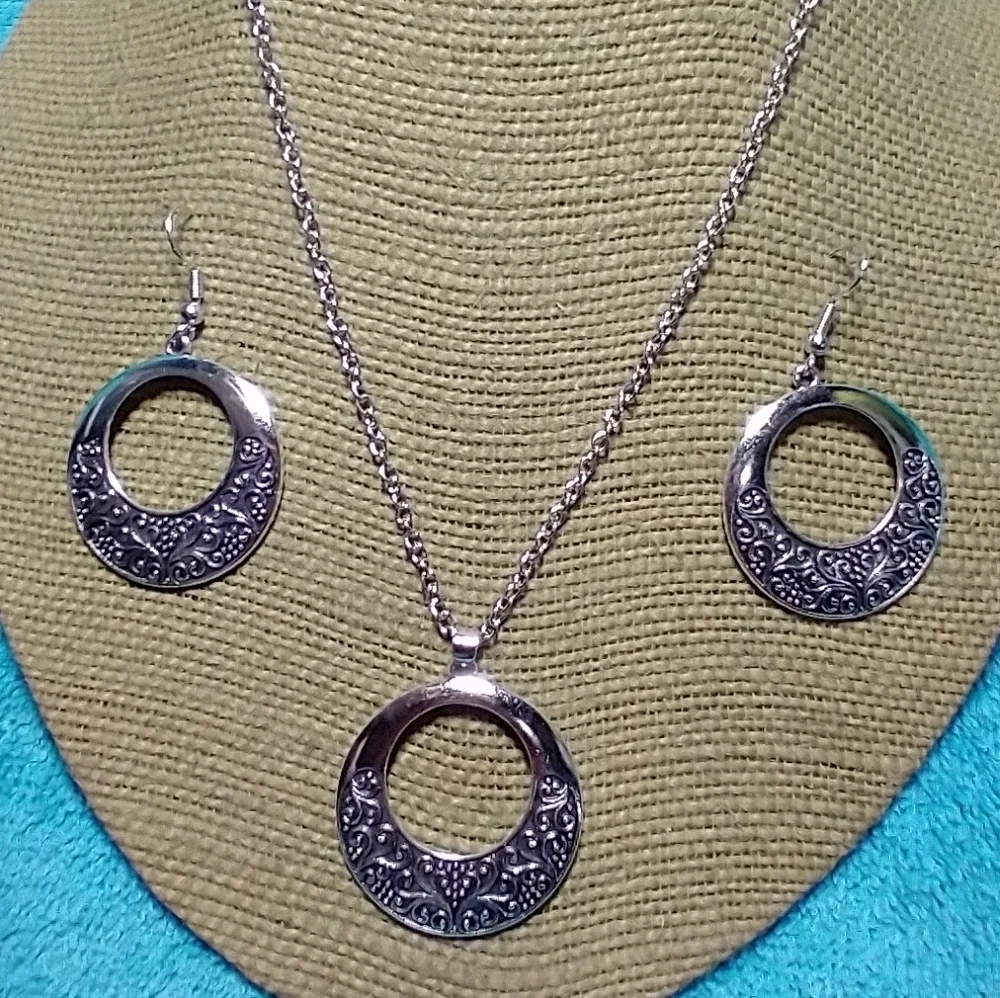 Silvertone intricate scroll design circle necklace wire earrings set